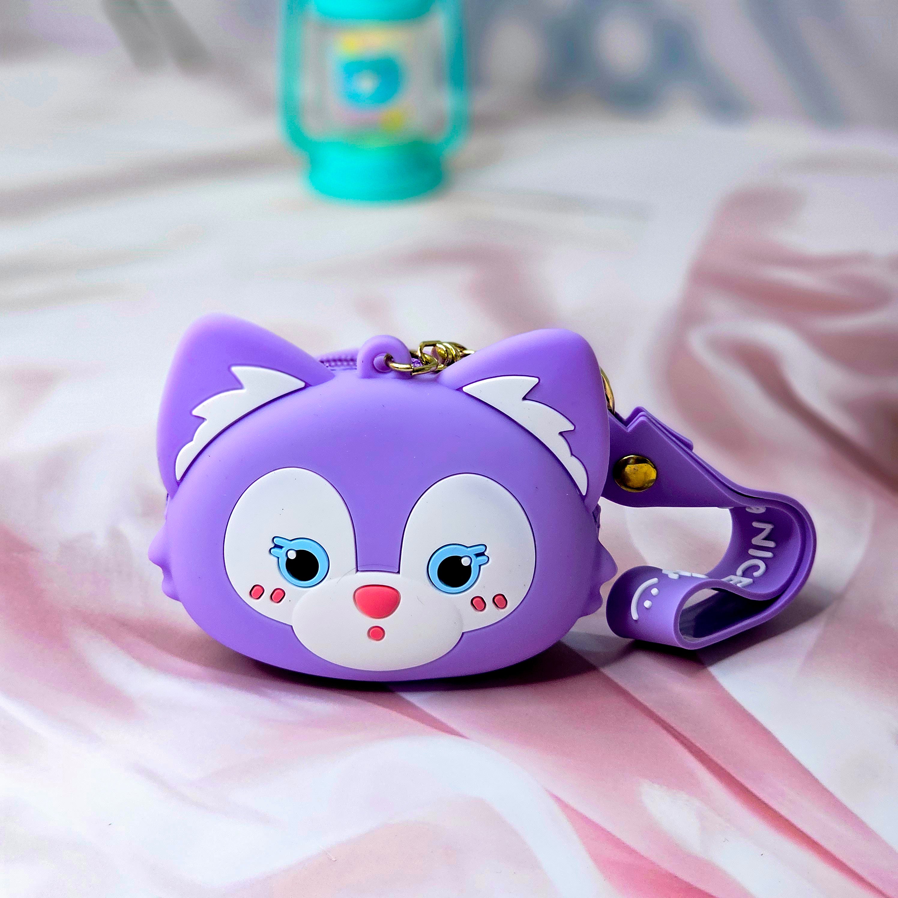Cute Tom cartoon character silicone coin purse and keychain, featuring green eyes, a wide smile, and a grey wrist st rap with "A NICE DAY :)" text. This fun and practical accessory is perfect for kids and fans of cartoon characters, ideal for holding coins or small items. www.usmile.com